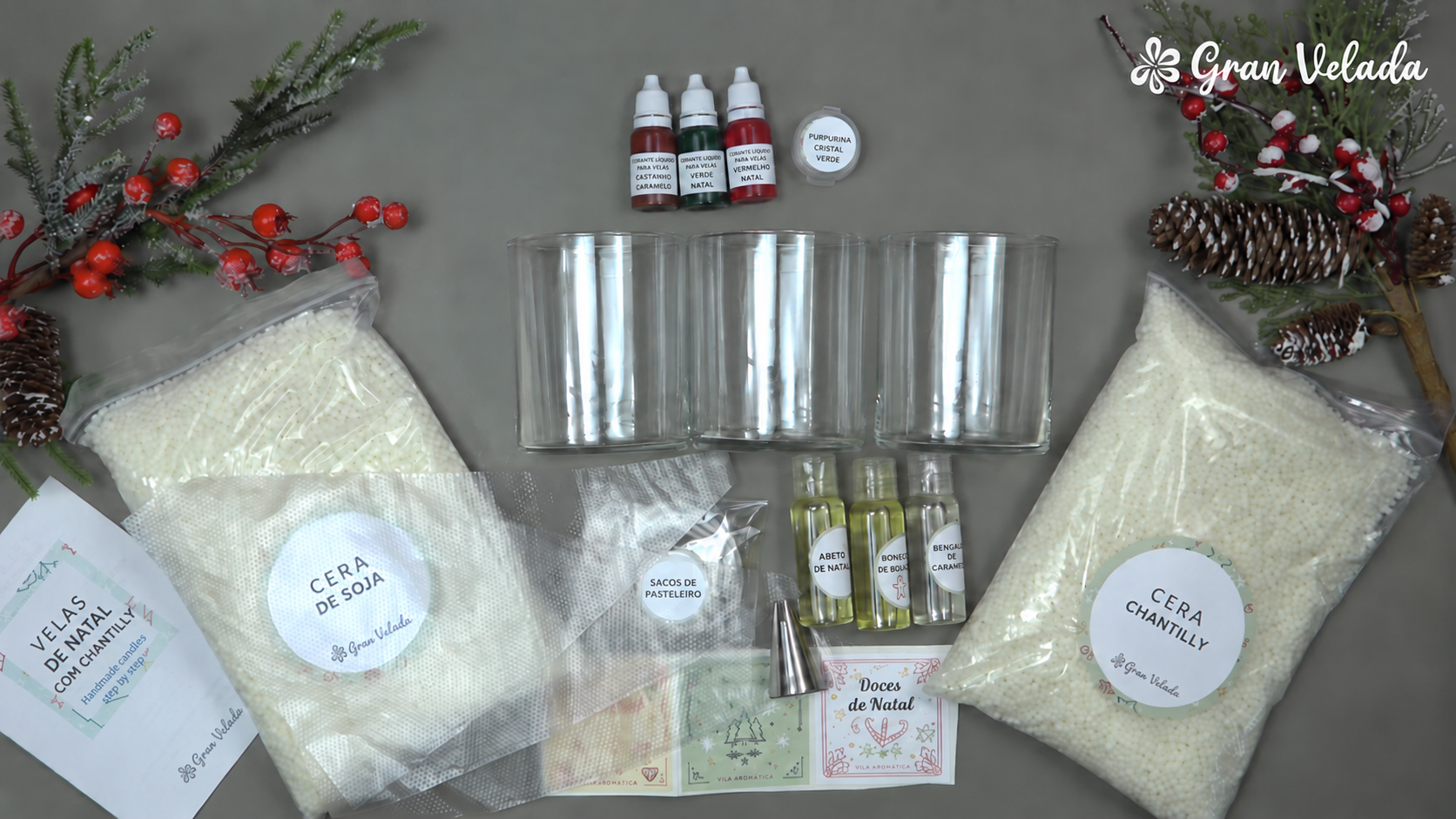 Materiais do kit para fazer três velas de Natal com chantilly