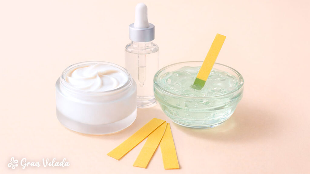 Conjunto de produtos de cosmética artesanal: creme branco, sérum transparente e gel verde a ser medido com uma tira de pH.