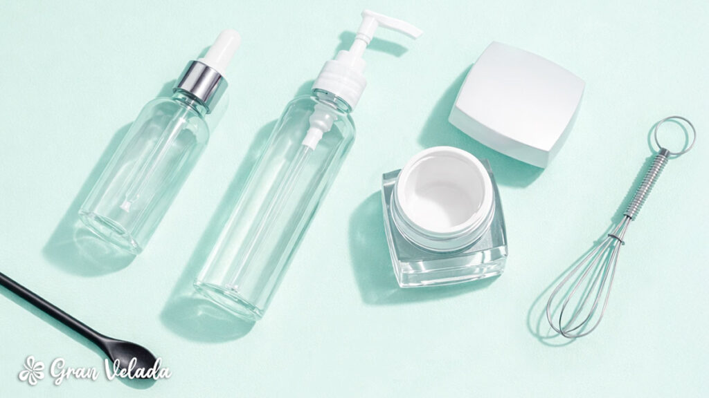 Utensílios que devem ser desinfetados antes e após a sua utilização.