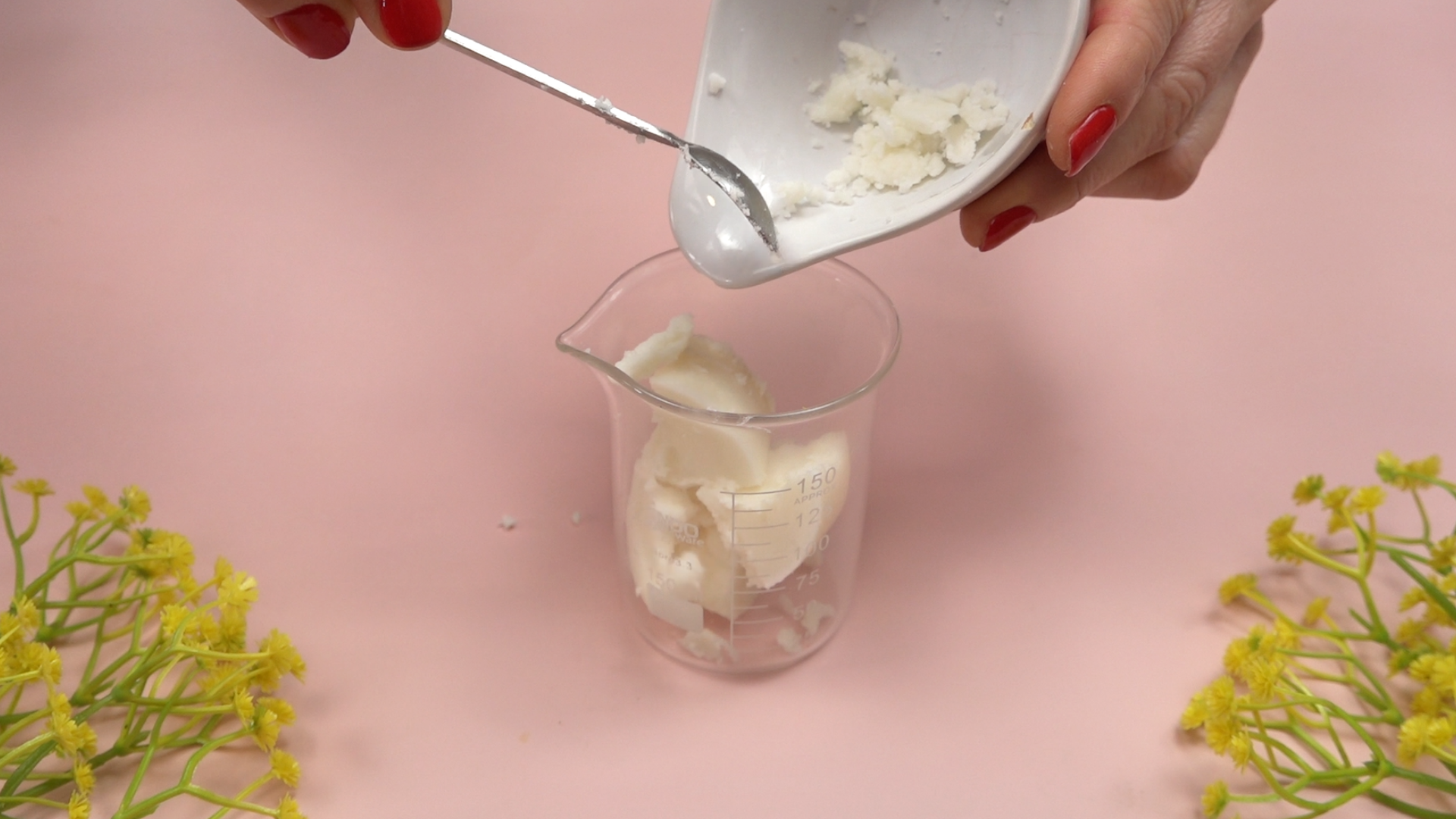 Colocando manteiga de manga no recipiente