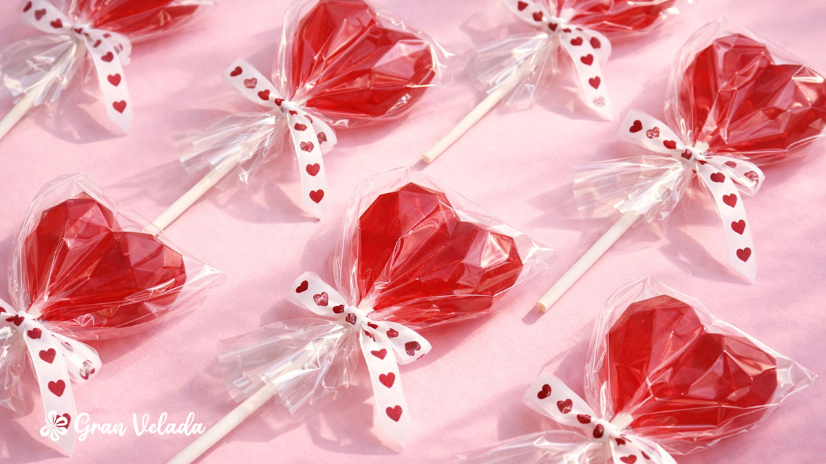 3002 jabon de piruleta de corazon 3 Chupa-chupas de sabonete em forma de coração, ideais para o Dia dos Namorados.