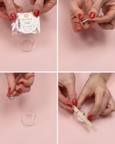 Passo a passo para colocar o pavio no centro do recipiente antes de fazer uma vela artesanal, fixando-o com um suporte de madeira.