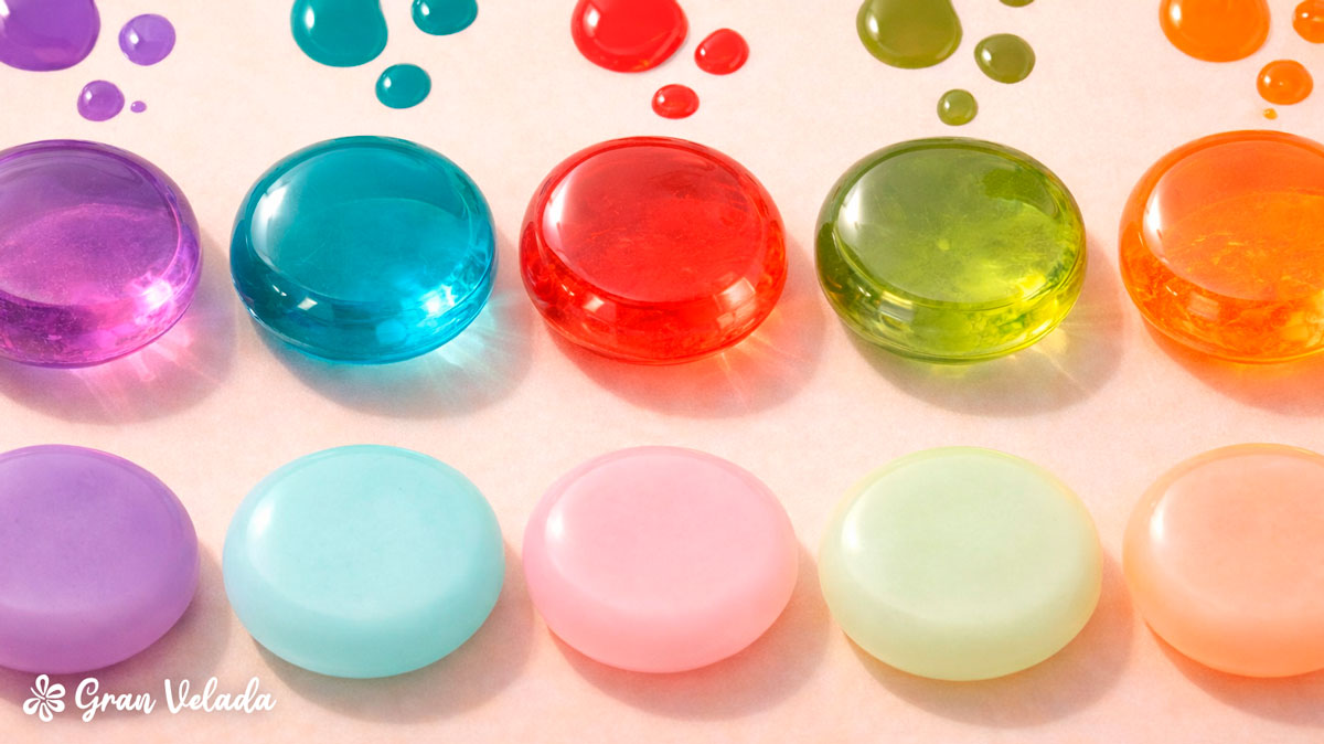 Diferentes barras de sabonete de glicerina. A fila superior mostra cores intensas e transparentes, enquanto a fila inferior mostra as mesmas cores em tons pastel e opacos.