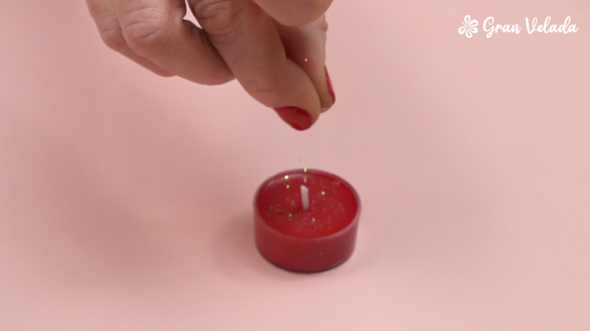 Polvilhar purpurina dourada na vela