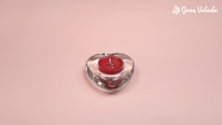 Vela terminada no suporte em forma de coração.