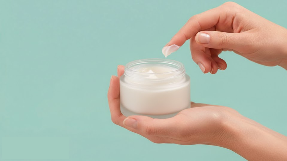 Segurando um frasco de creme, com a outra mão a segurar uma amostra.