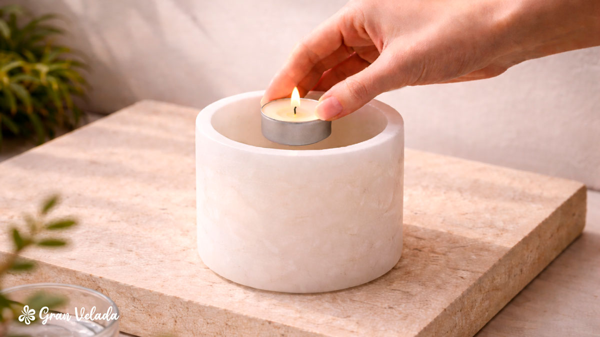 Colocando uma vela "tealight" no interior do fanal.