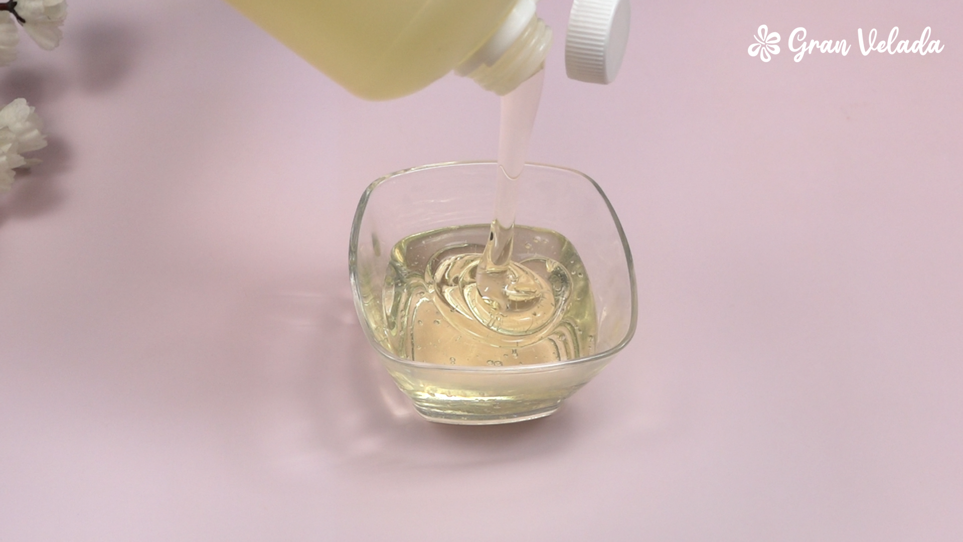 Vertendo gel de limpeza facial base no recipiente