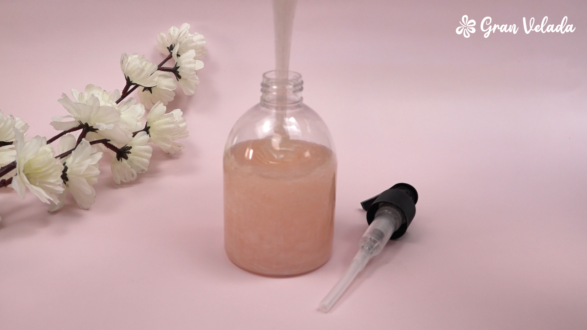 Embalando o sabonete facial em garrafa com doseador