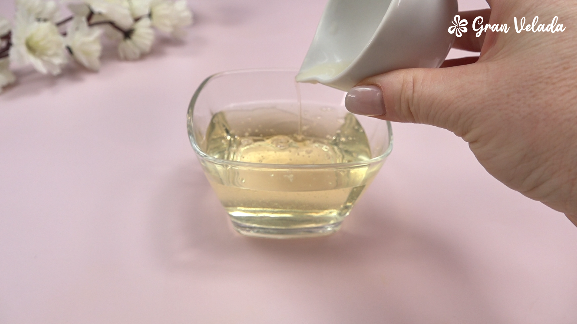 Adicionando extrato de camomila ao gel de limpeza