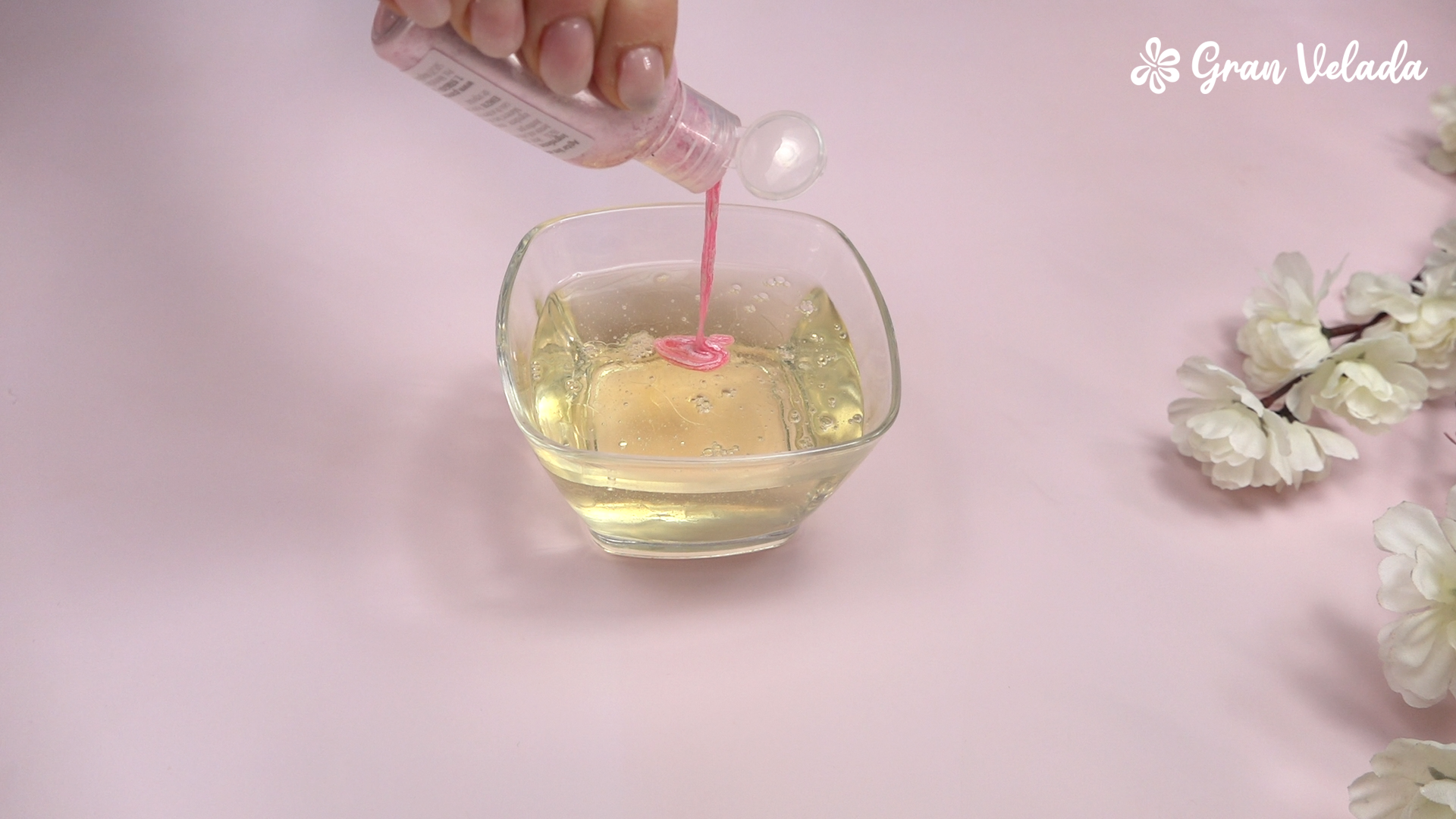 Adicionando perlante rosa à mistura do sabonete facial