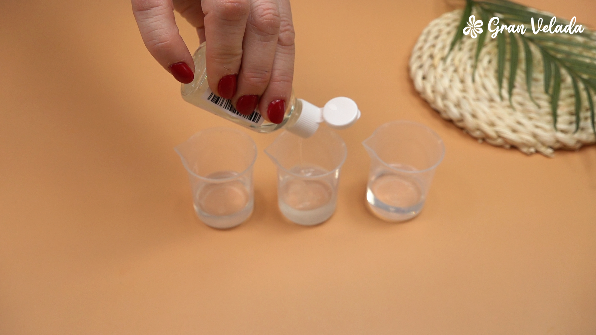Adicionar essência aromática ao copo com álcool