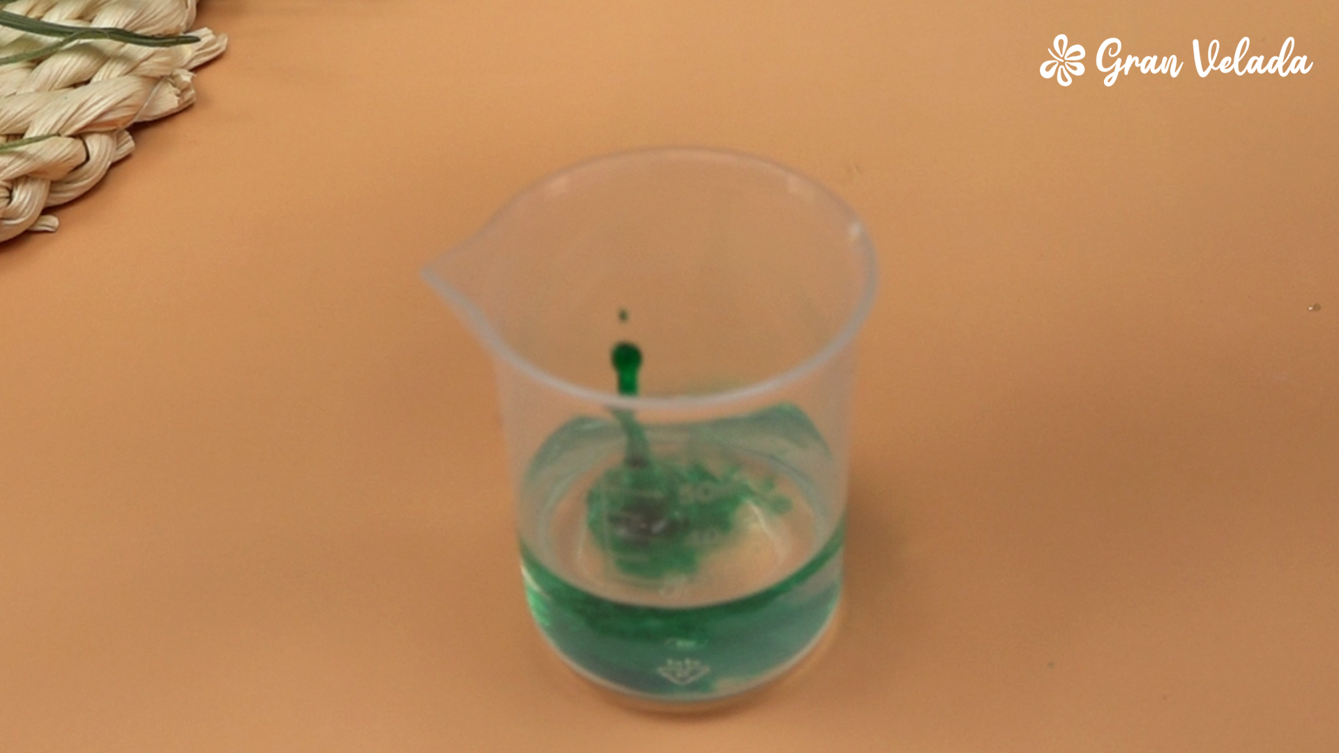 Adicionar corante verde à mistura
