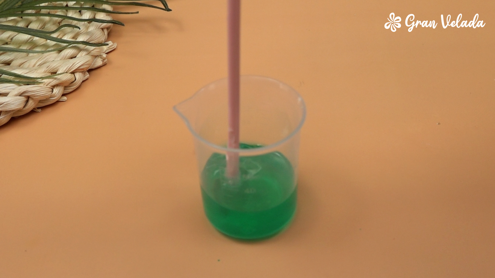 Misturar álcool essência e corante