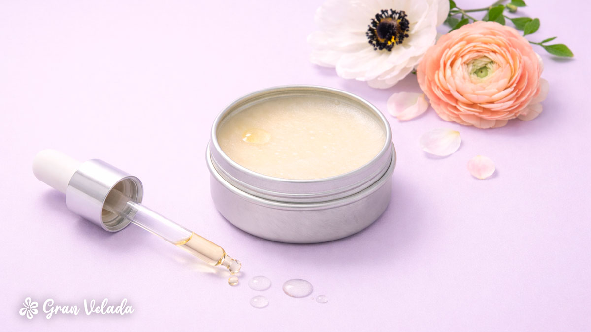 Adicionar a essência aromática com um conta-gotas à base de creme para elaborar um perfume sólido caseiro DIY.