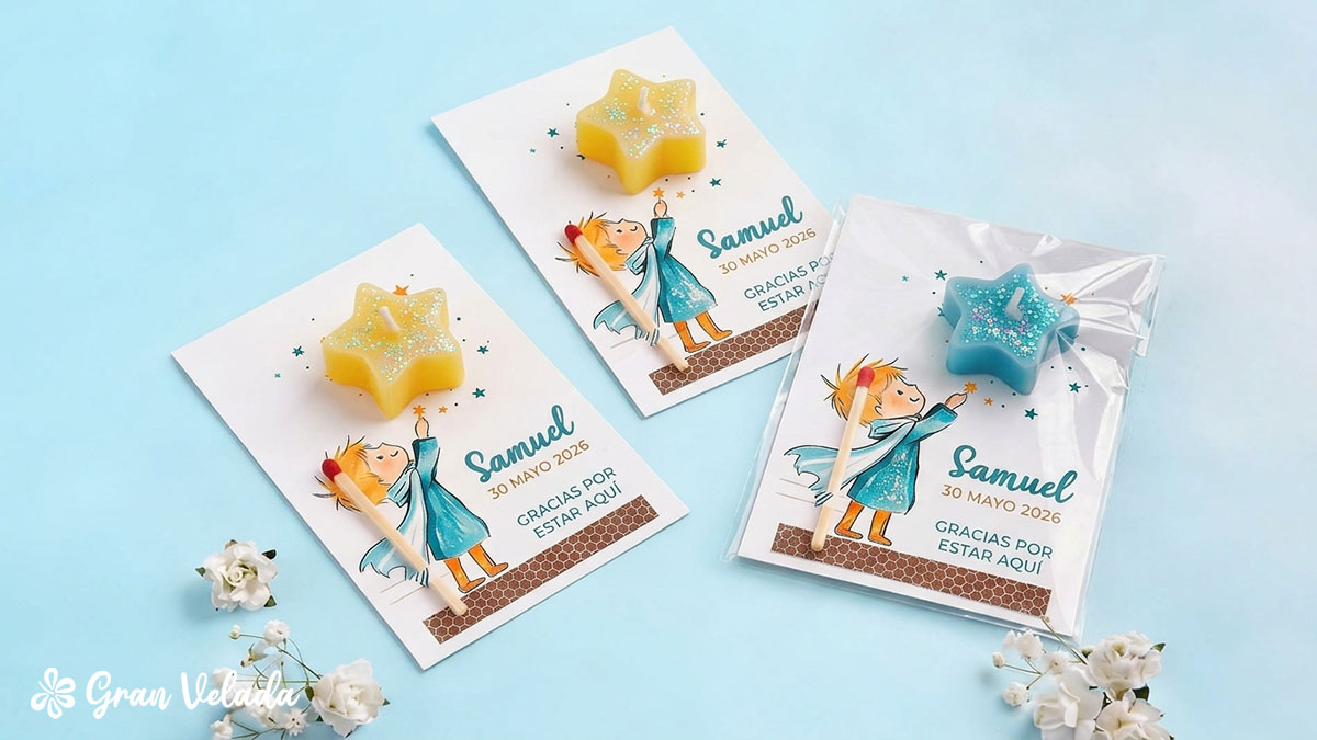 Velas em forma de estrela azuis e amarelas com purpurinas e cartão personalizado com o nome.