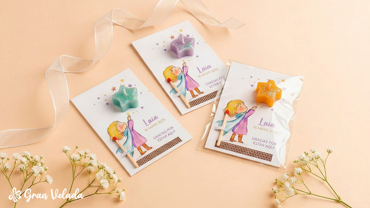 Três velas com purpurinas em forma de estrela: uma turquesa, uma lilás e outra cor de laranja. Ideais para oferecer.
