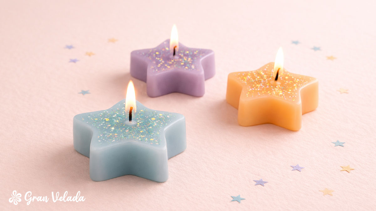 Três velas acesas de três cores diferentes sobre uma superfície lisa com confetis em forma de estrelas.