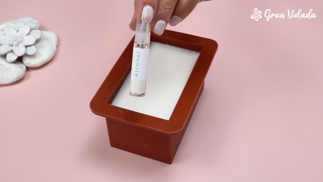 Pulverização de álcool sobre a superfície do sabonete