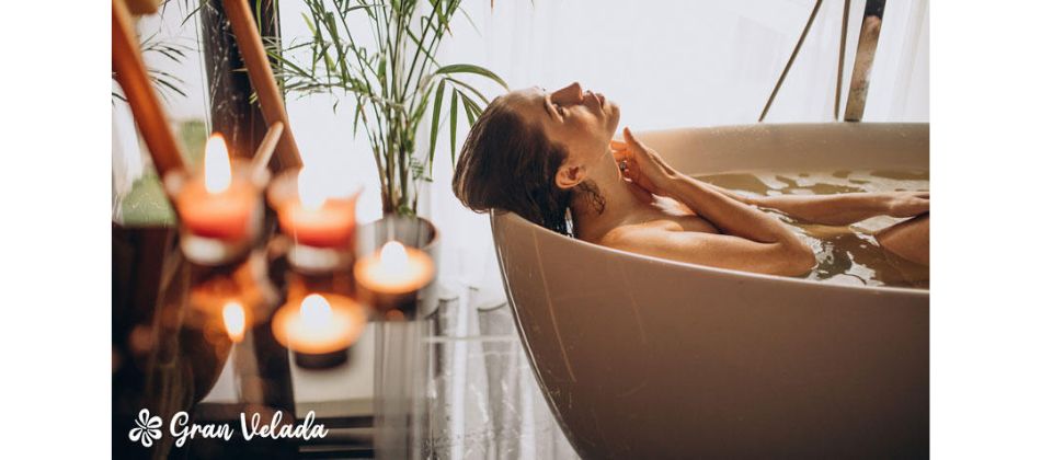Banho relaxante numa banheira com velas acesas