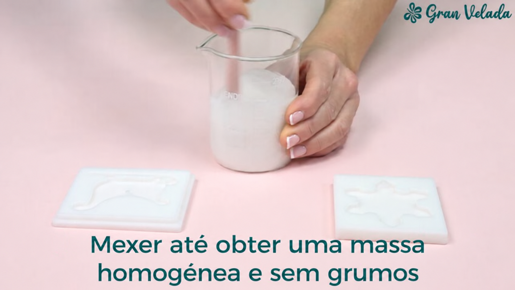 Mexe até incorporar o pó
