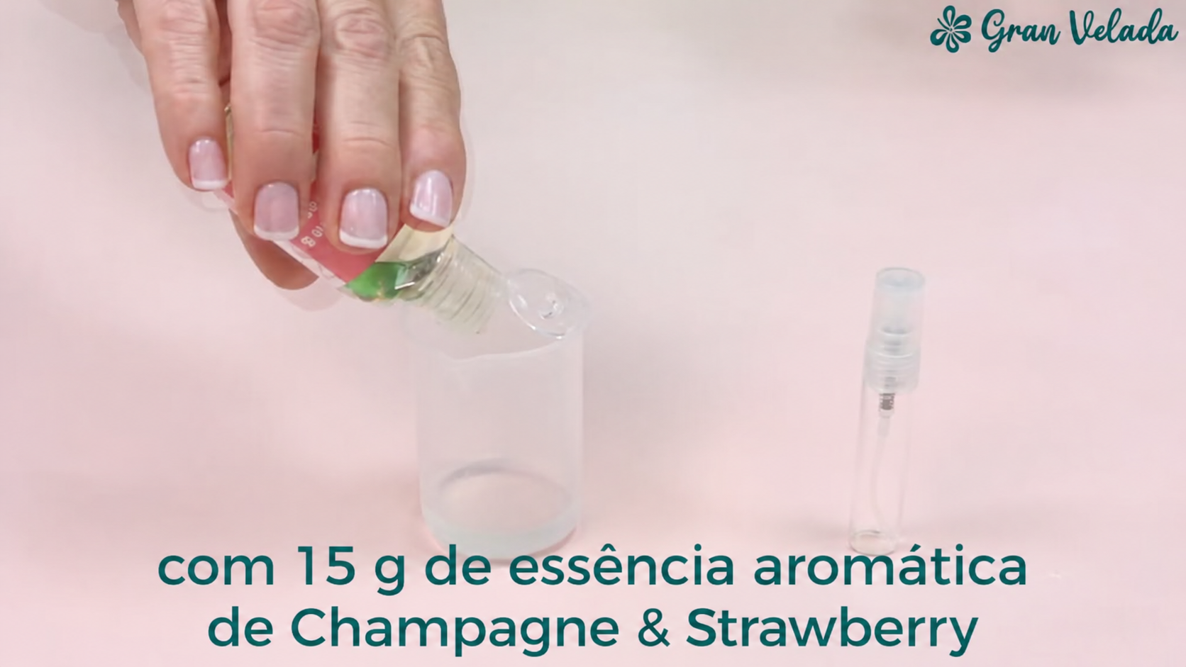 Acrescenta 15 g de essência aromática