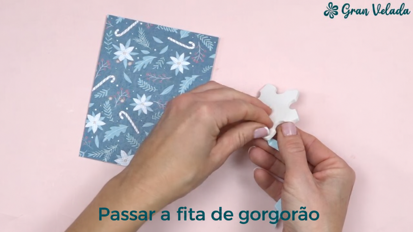 Passa a fita pelo orifício