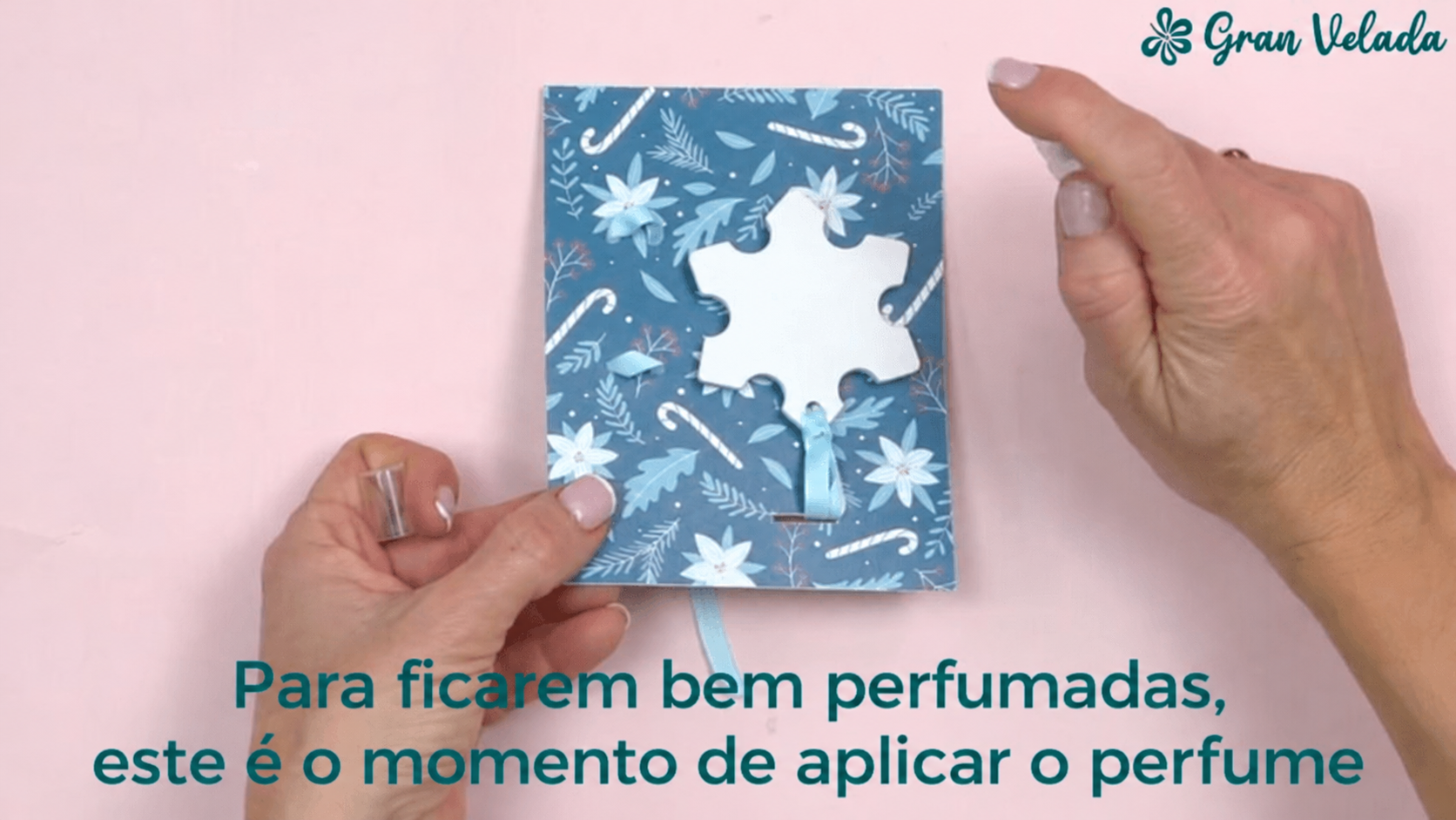 Aplicação do perfume numa figura de Natal