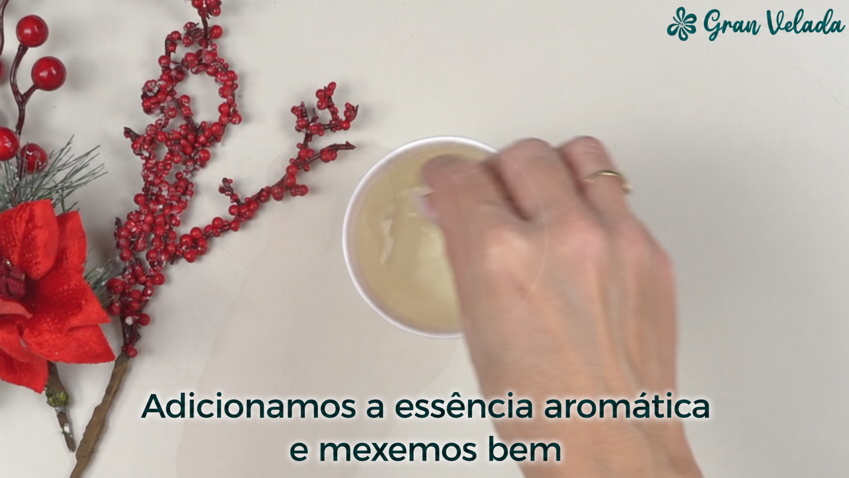 Adiciona a essência e mistura