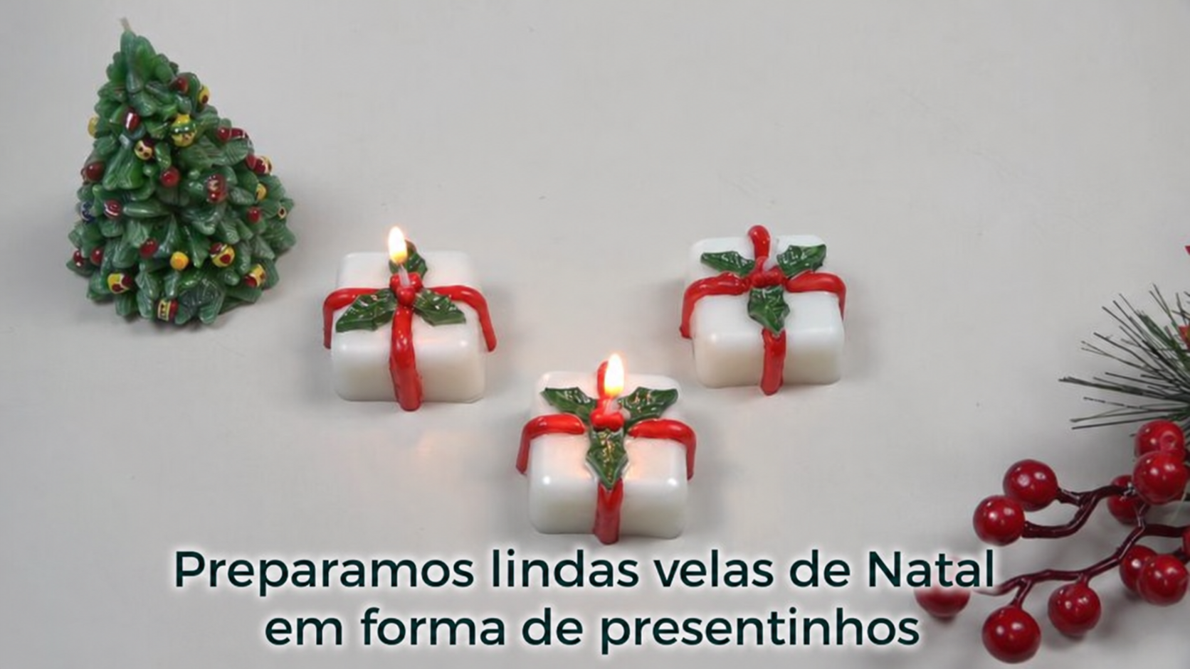 Três velas terminadas em forma de presente de Natal