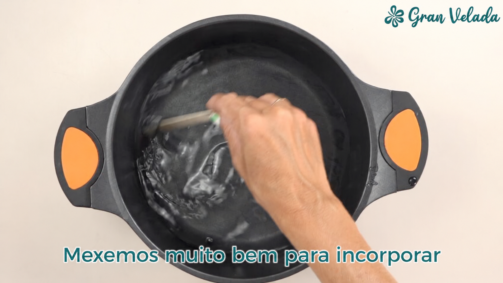 Derrete a cera e prepara o aroma — imagem 3