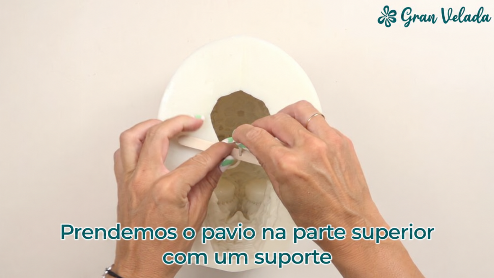 Coloca e centra o pavio — imagem 6