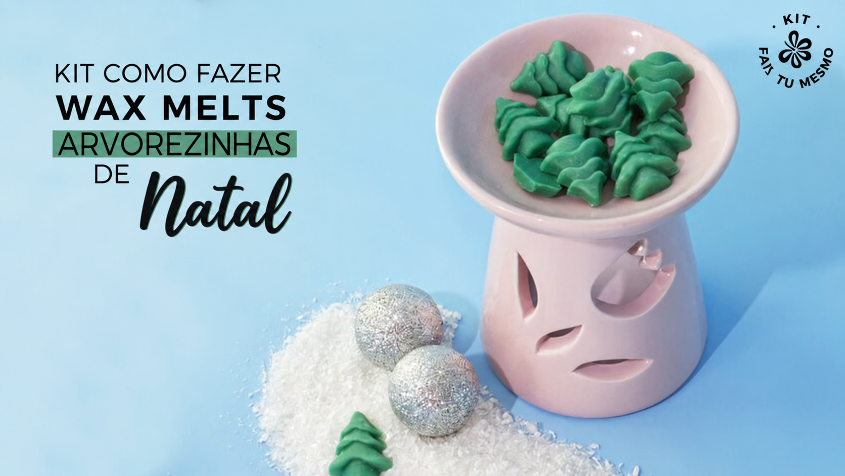 Arvorezinhas verdes de cera perfumada num queimador cor-de-rosa, com decoração de Natal