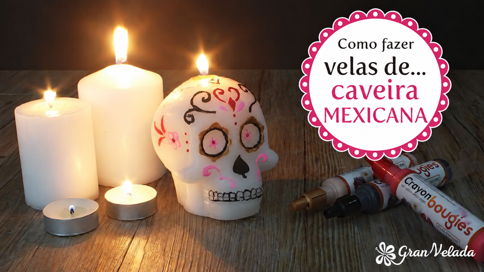 Vela de caveira mexicana pintada à mão, com velas acesas e materiais de decoração