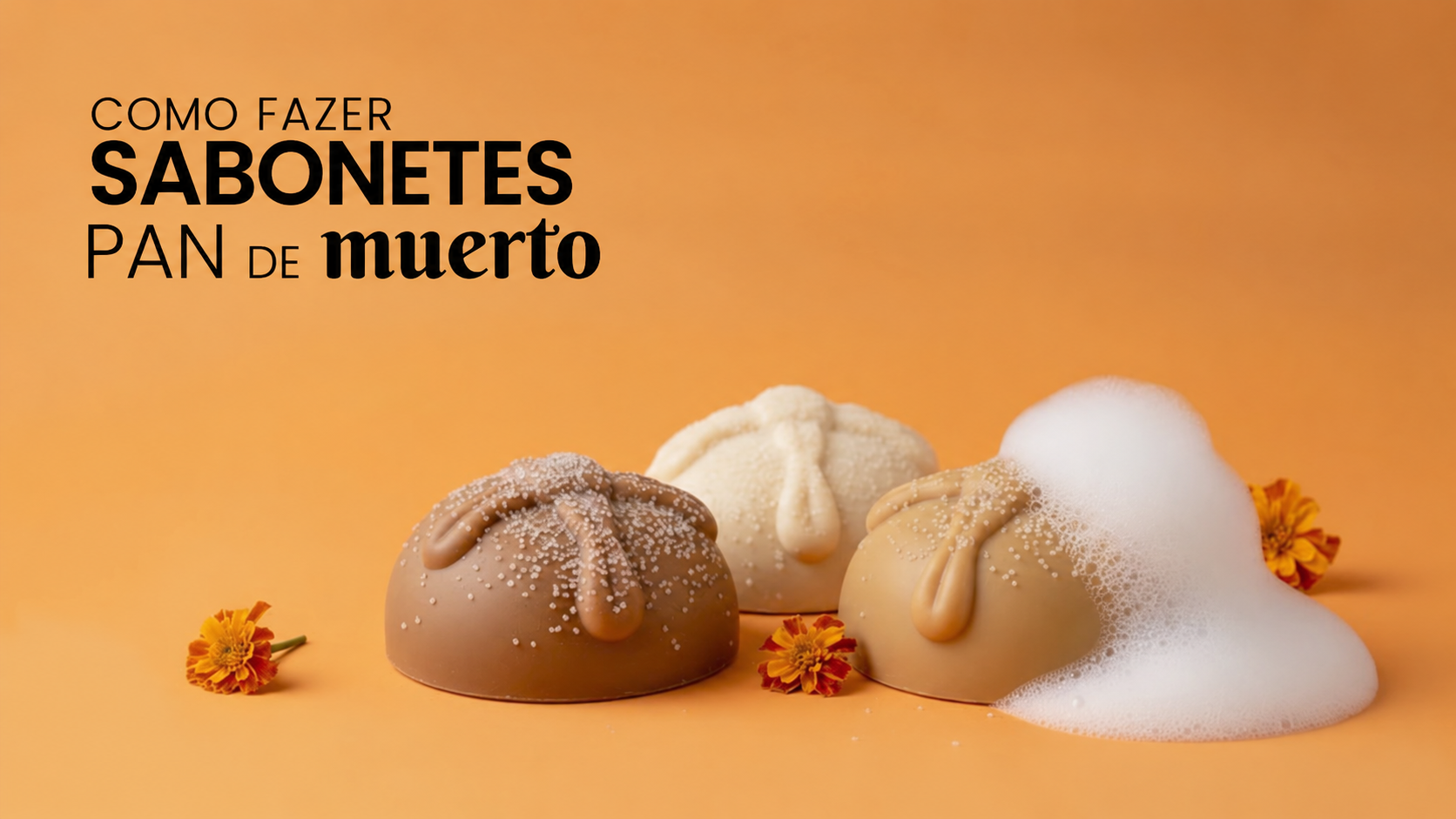 Sabonetes em forma de pan de muerto, em tons bege e caramelo, com espuma e flores