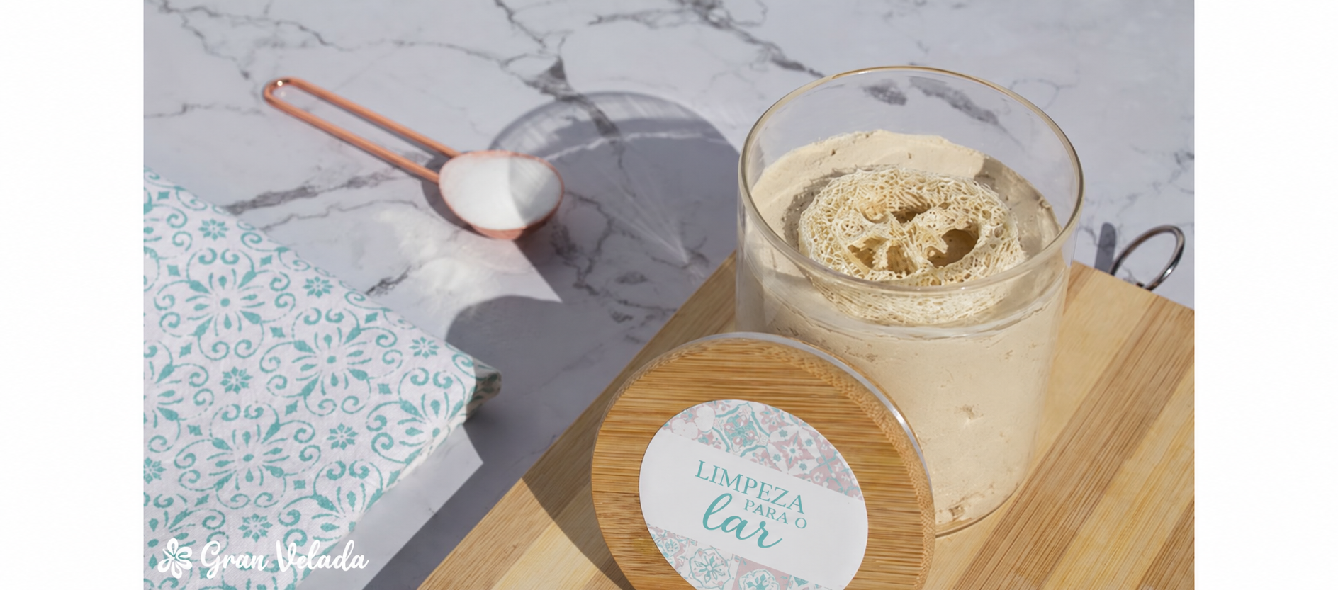 Produto de limpeza caseiro num frasco com esponja e etiqueta Limpeza para o lar