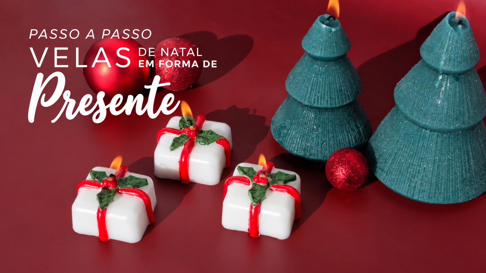 Velas brancas em forma de presente de Natal, com laços vermelhos e folhas de azevinho